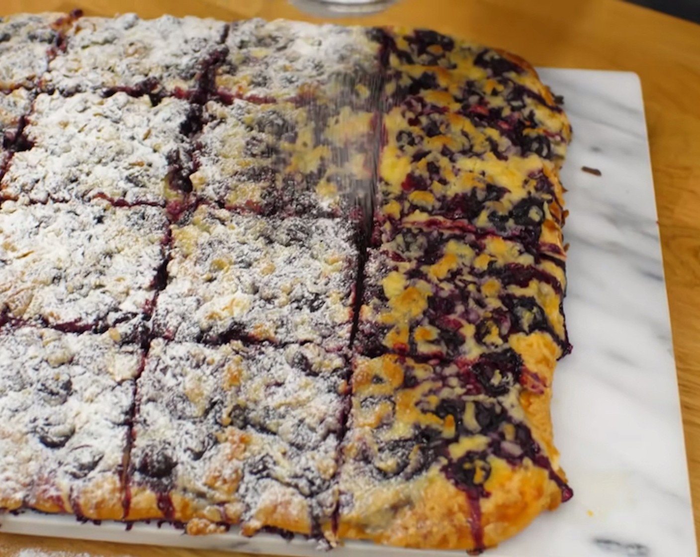 Schritt 24 Zum Schluss den Kuchen mit Puderzucker (wenig) bestauben.