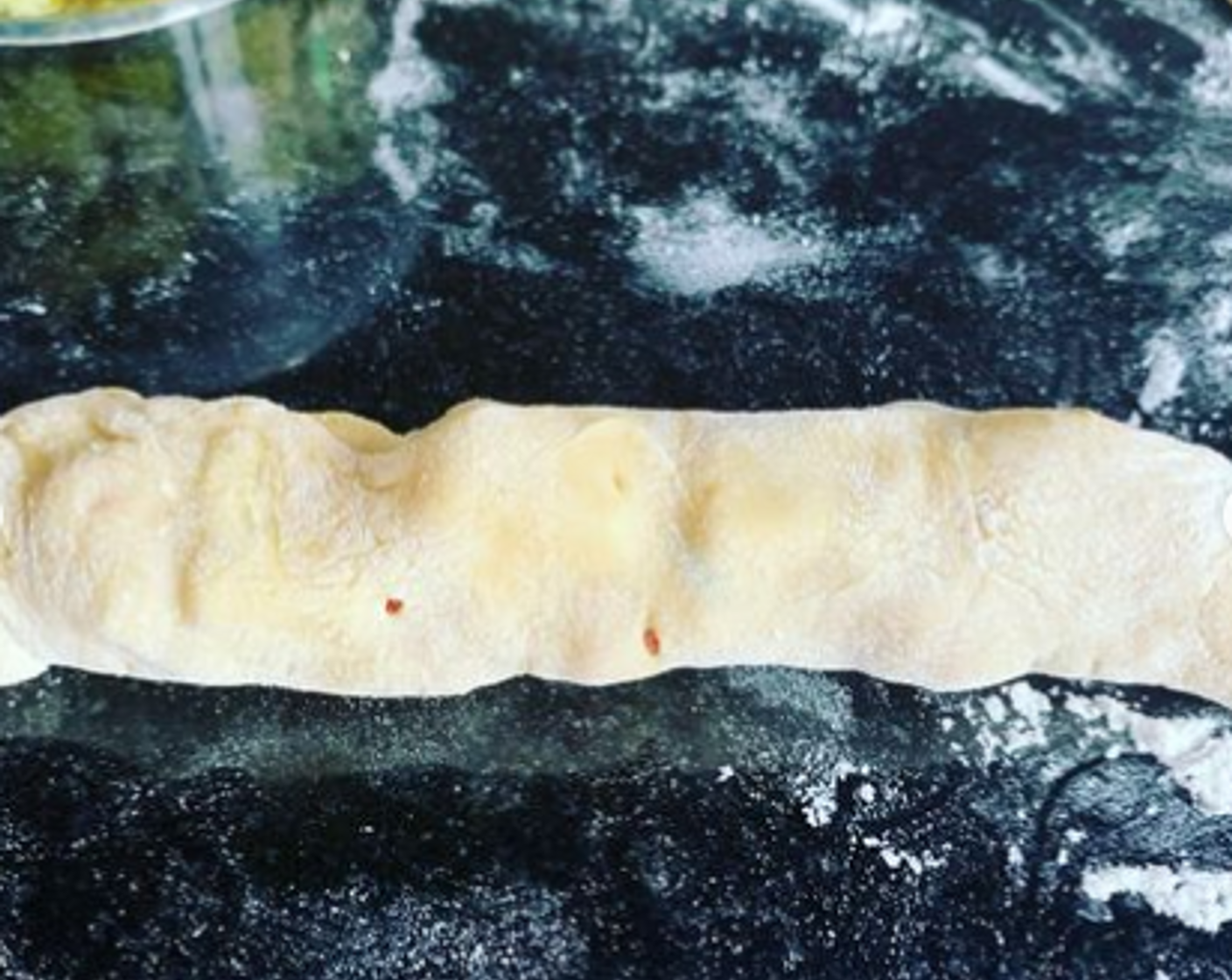 Schritt 6 Danach die Rolle vorsichtig nach oben rollen, Seiten einschlagen und komplett aufrollen.