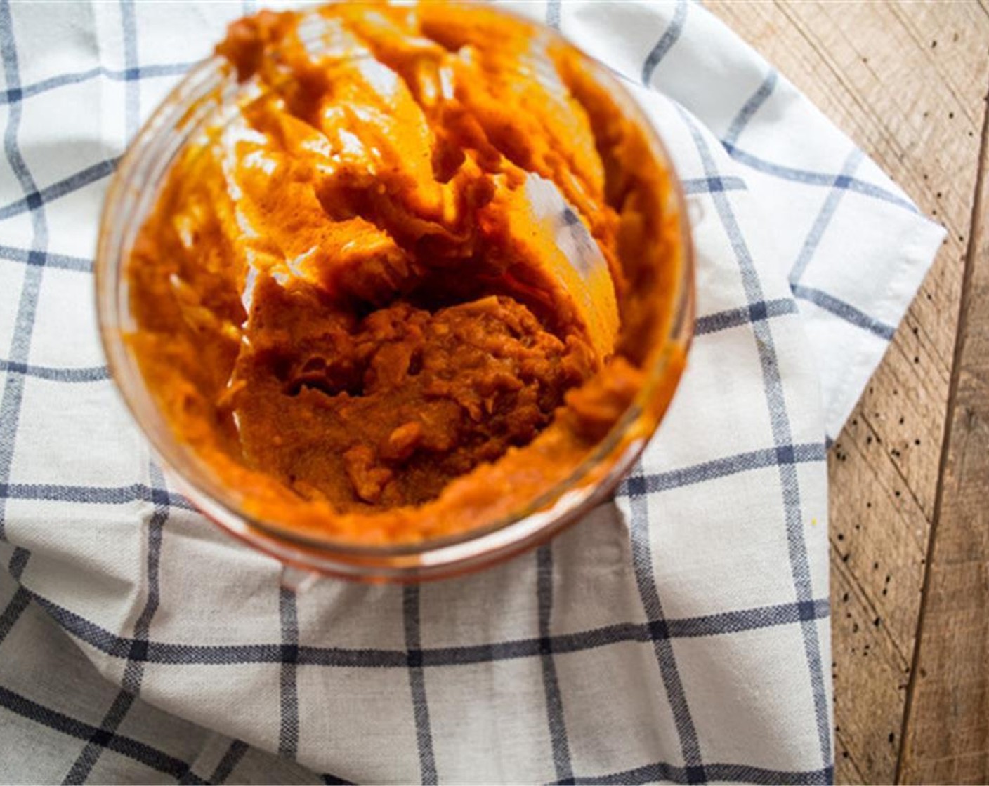 Schritt 7 Gerösteten Kabocha-Kürbis, Tomatensauce (4 Esslöffel), Paprika (1 EL), Knoblauchpulver (1/2 TL), Chipotle Chili (1), und Cheddar (1/4 Ta.) in die Küchenmaschine geben und verarbeiten, bis eine glatte, cremige Konsistenz erreicht ist.