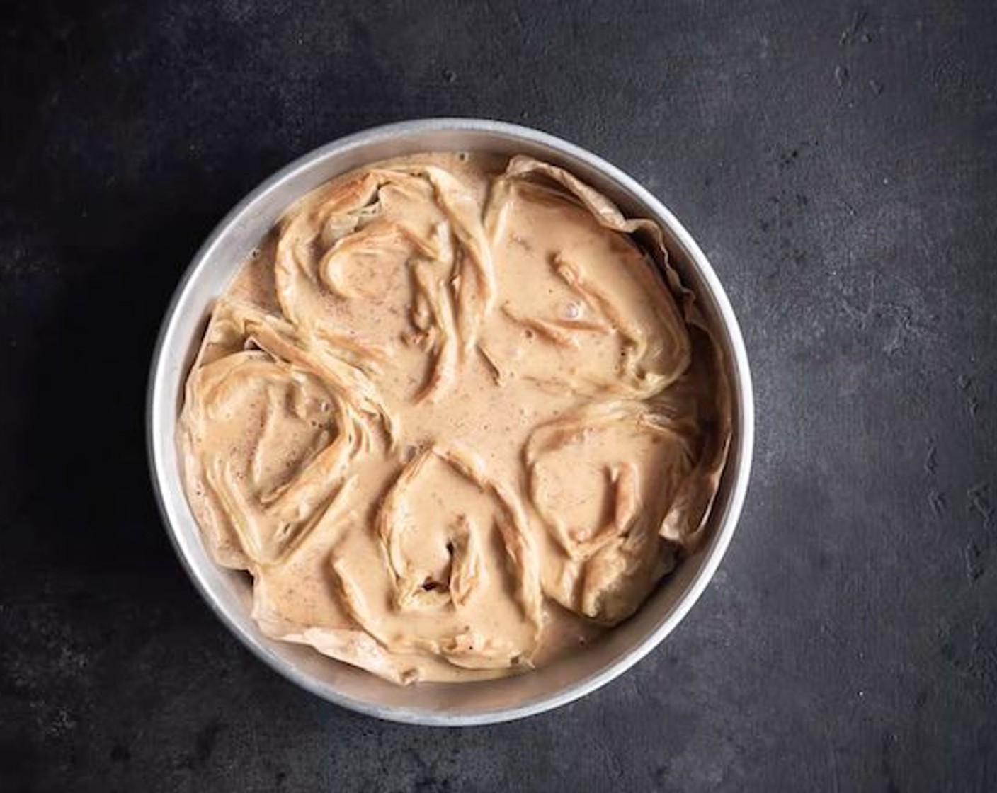Schritt 7 Die Form aus dem Ofen nehmen und die Kürbispuddingmischung über die Spiralen giessen. Die Form wieder in den Ofen schieben und weitere 20-25 Minuten backen oder bis die Creme in der Mitte fest ist.
