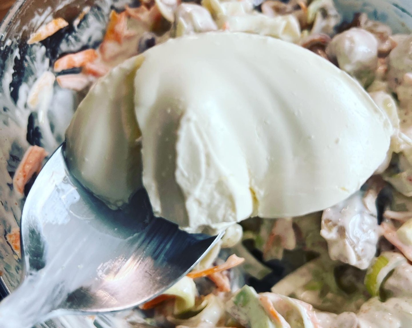 Schritt 3 In einer Schüssel Gemüse zusammen mit Sauerrahm (190 g), Frischkäse (1 EL) und Brätchügeli (wenig) vermengen.