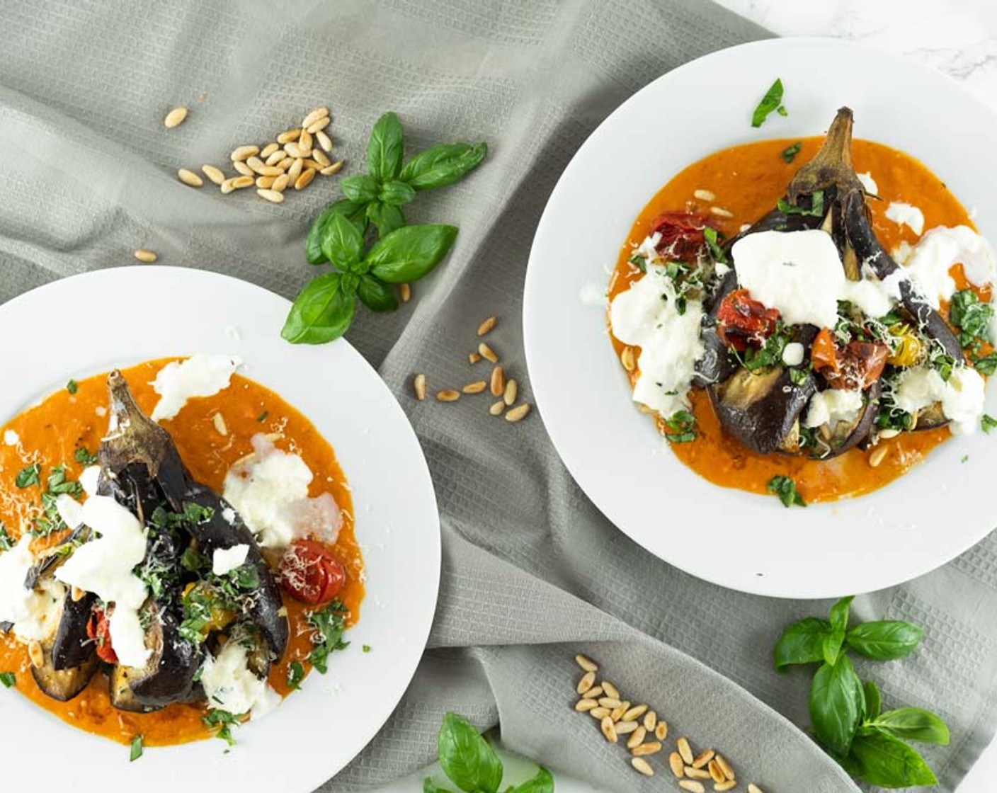 Auberginen mit Tomaten und Burrata