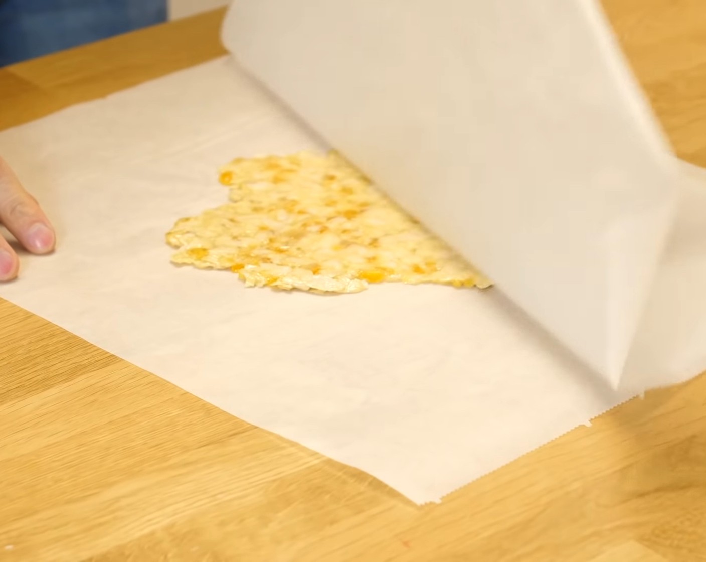 Schritt 5 Danach das obere Backpapier wieder entfernen und sichergehen, dass alle Florentiner dieselbe Dicke haben.