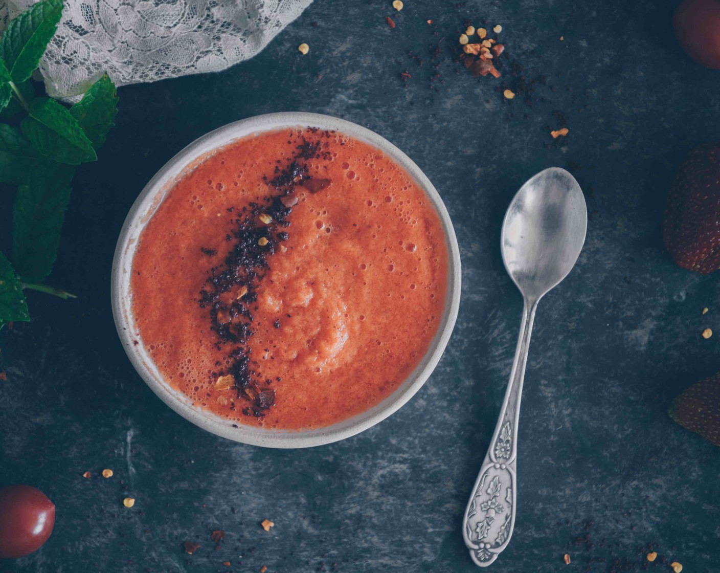 Schritt 4 Das Gazpacho kalt servieren und mit Sumach (1 Pr.), Chili (1 Pr.) oder Minze (1 Zweig) garnieren.