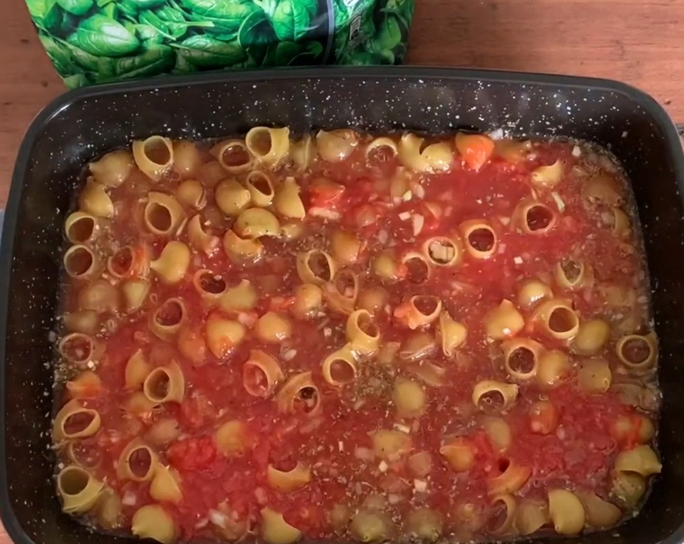 Schritt 2 Tomaten (400 g), Bouillon (400 g), Salz (1 TL), Paprikapulver (1 TL) und Oregano (2 Teelöffel) beigeben und alles gut mischen.