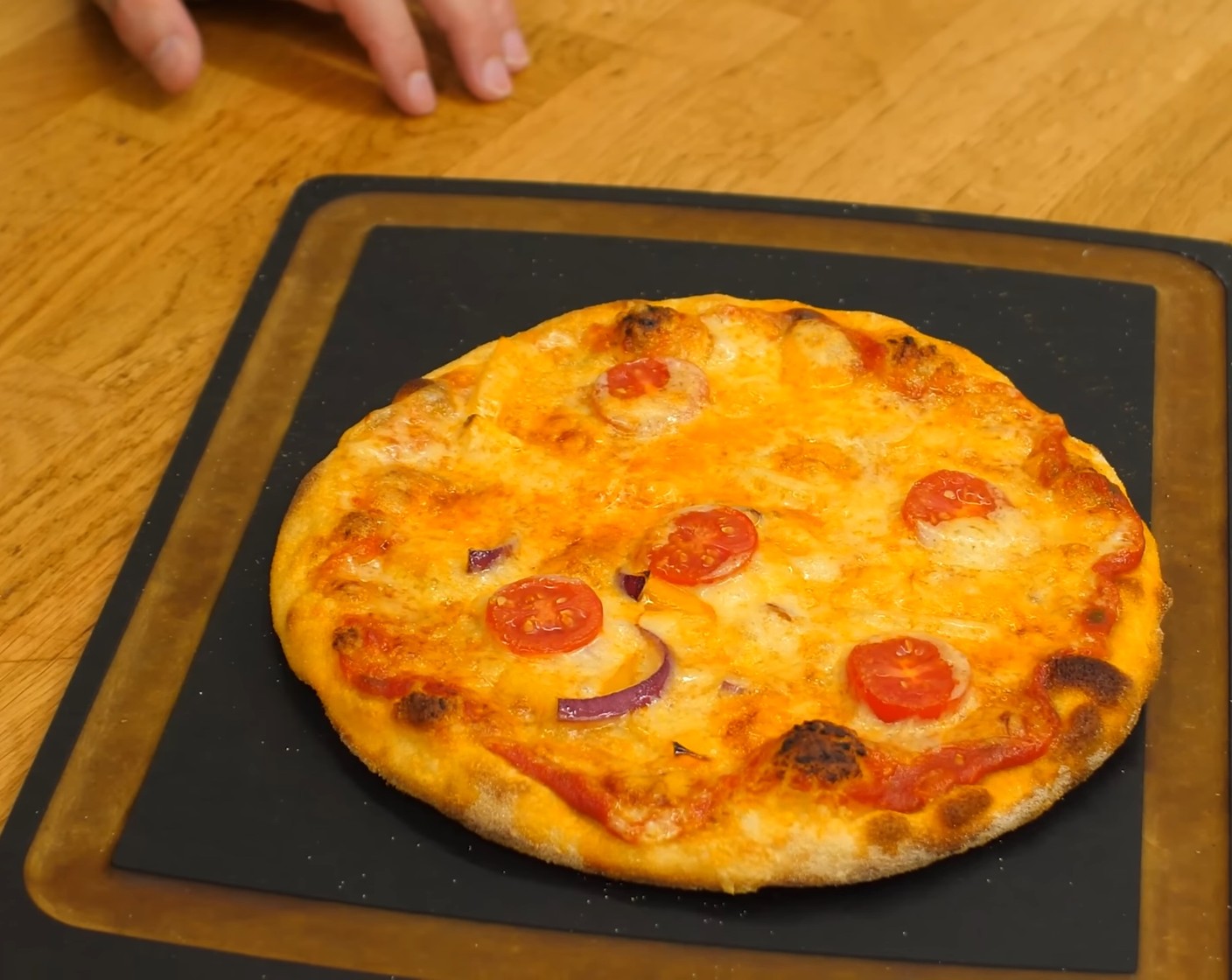 Schritt 11 Die Pizzen mit der Schaufel auf den heissen Pizzastahl oder Pizzastein im Ofen abschieben für 3-4 Minuten backen.