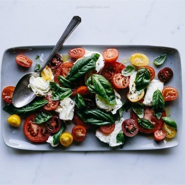 Büffelmozzarella mit Tomaten und frischem Basilikum Rezept | V-Kitchen