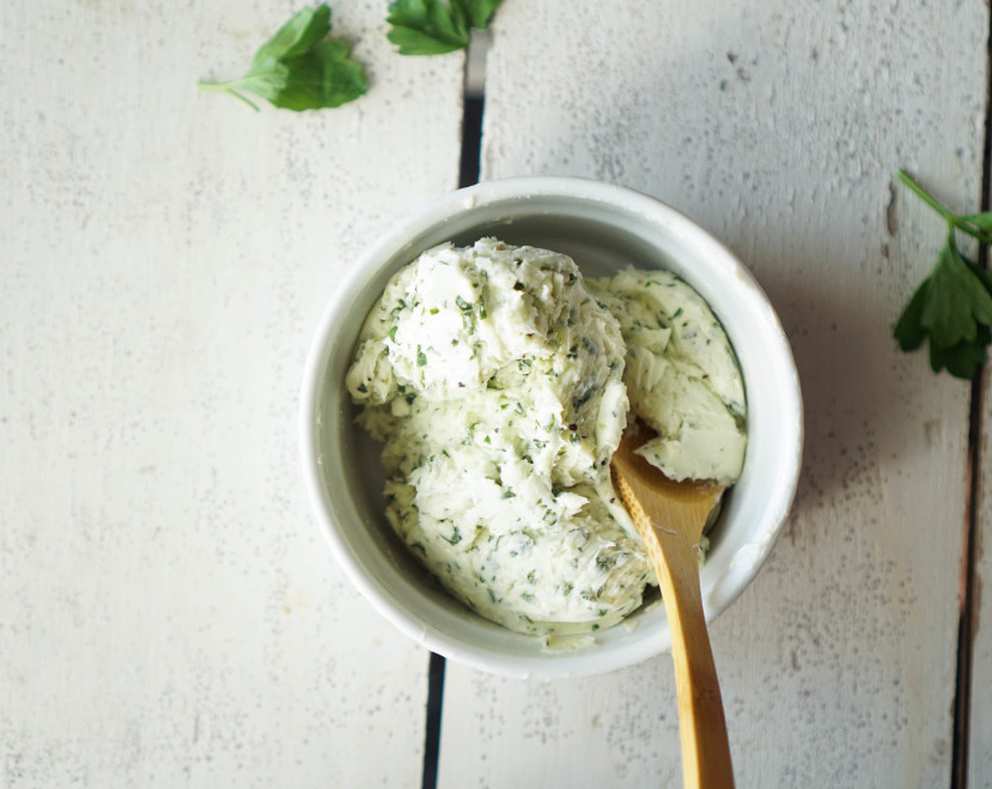 Schritt 9 Butter (90 g), Petersilie (2 Esslöffel), Saft der Zitrone (1) und Pfeffer (1/4 TL) vermengen, bis die Kräuter gleichmässig verteilt sind. Dies kann in einer Küchenmaschine oder einem Standmixer geschehen.