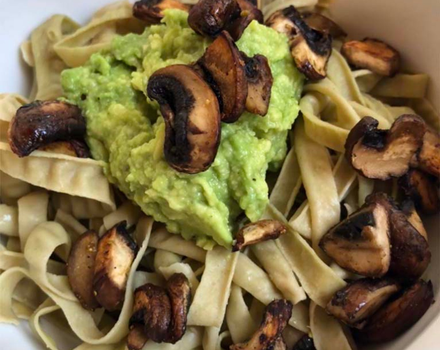 Schnelle und einfache Detox Pasta mit Avocado