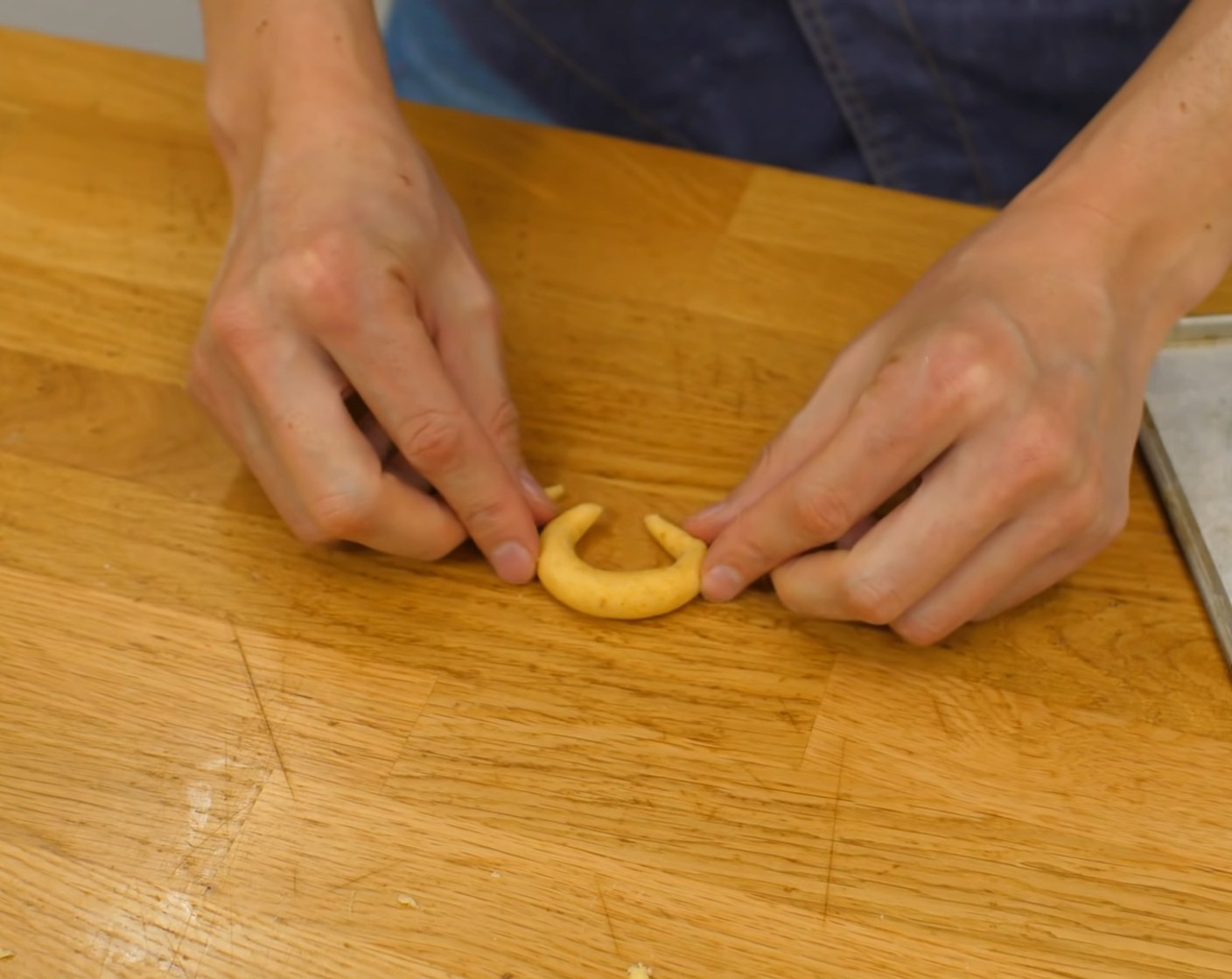 Schritt 8 Dann die Rollen auf ein mit Backpapier belegtes Blech absetzen und zu Kipferln formen.