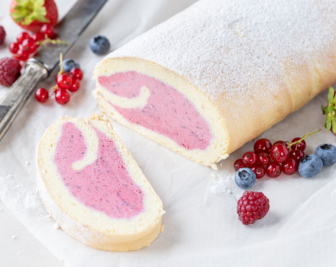 Schritt 7 Kurz vor dem Servieren herausnehmen, mit Puderzucker (wenig) bestäuben und mit Erdbeeren (wenig) anrichten.