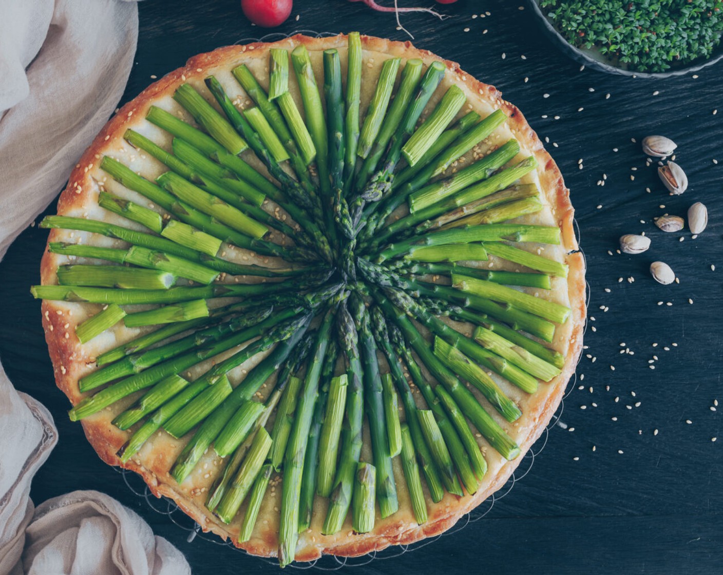 Schritt 8 Als nächstes den Spargel auf dem Teig verteilen, den Rand (ca. 2 cm) gegen die Mitte falten.