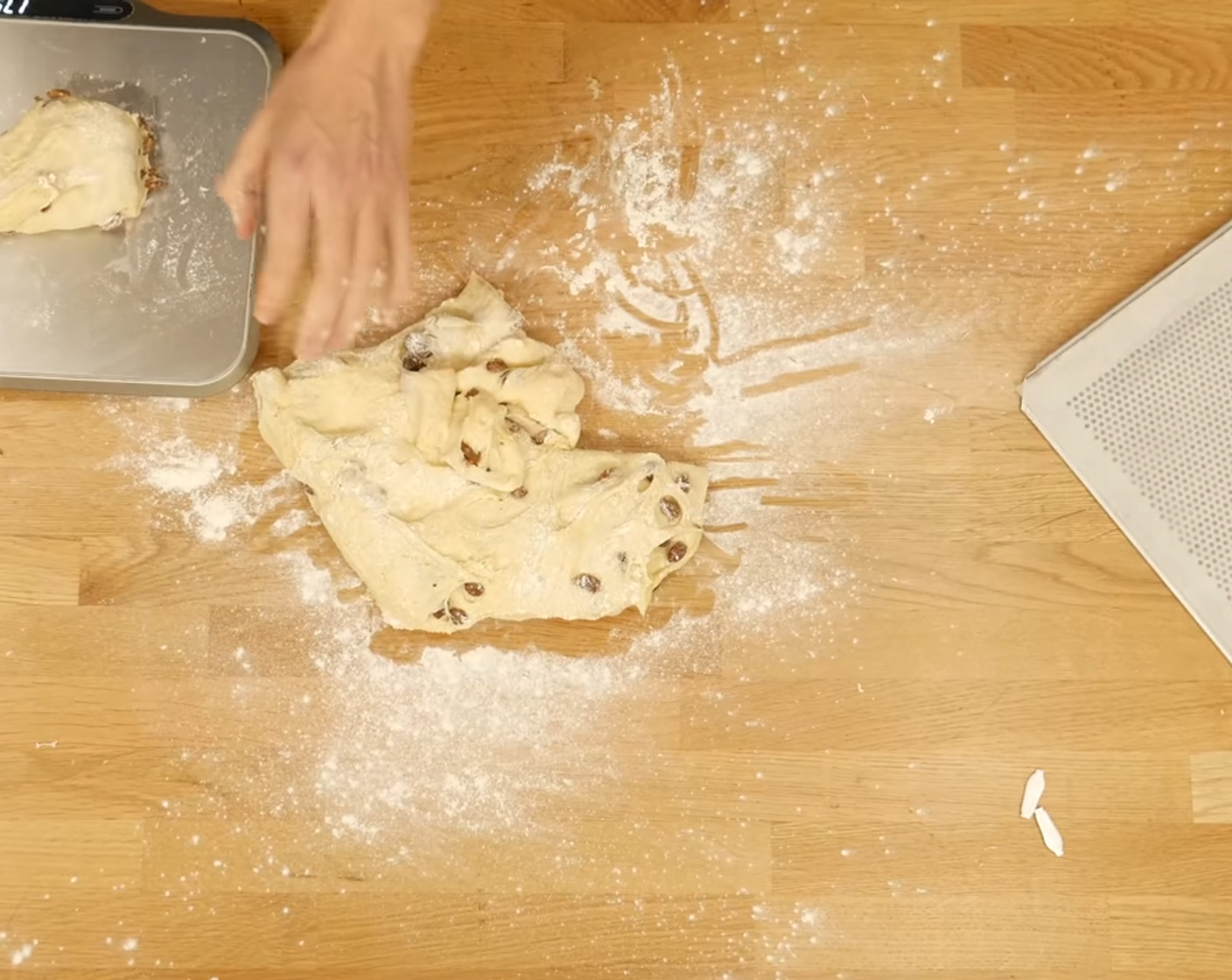 Schritt 7 Formen: Nach der Gärzeit den Teig auf eine leicht bemehlte Arbeitsfläche geben und davon zwei Stücke zu 180 g für das Mittelstück abzweigen.