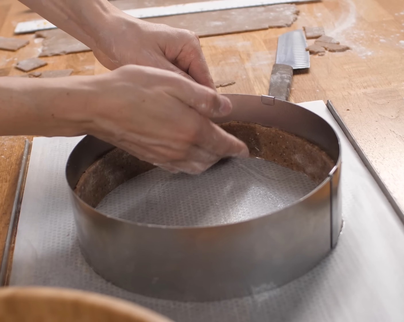 Schritt 12 Aus dem restlichen Teig einen Kreis von 24 cm Durchmesser ausstechen und in den vorbereiten Tortenring legen.