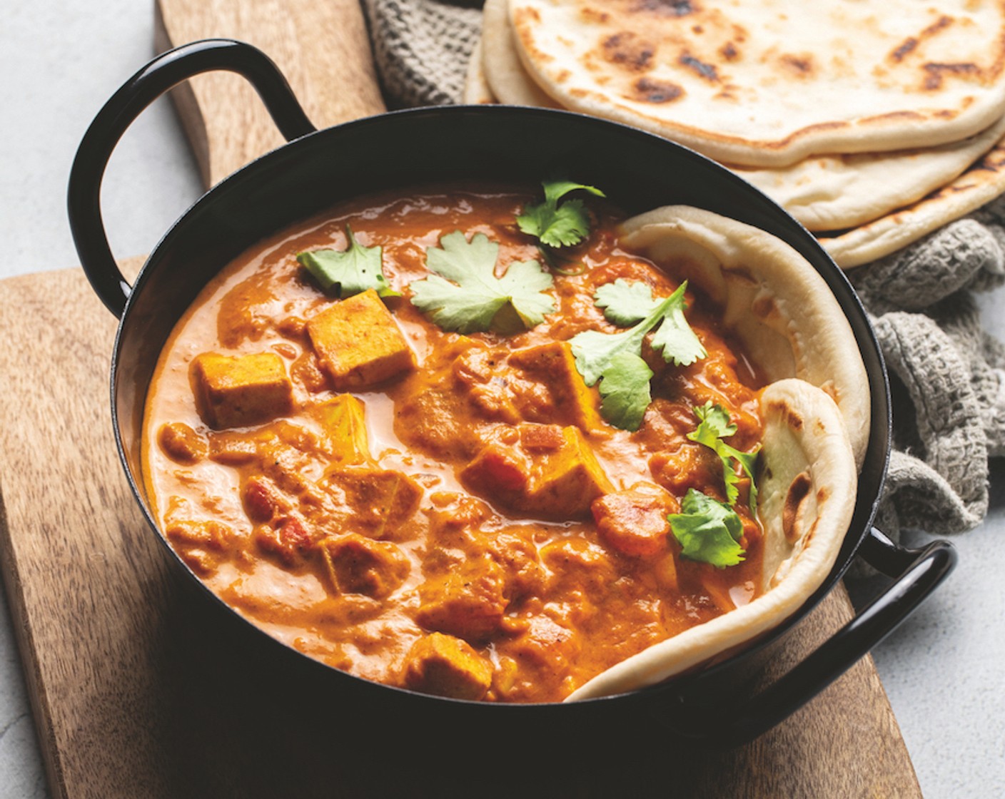 Schritt 5 Das Tikka Masala mit dem Naan servieren und mit Koriander (wenig) garnieren.