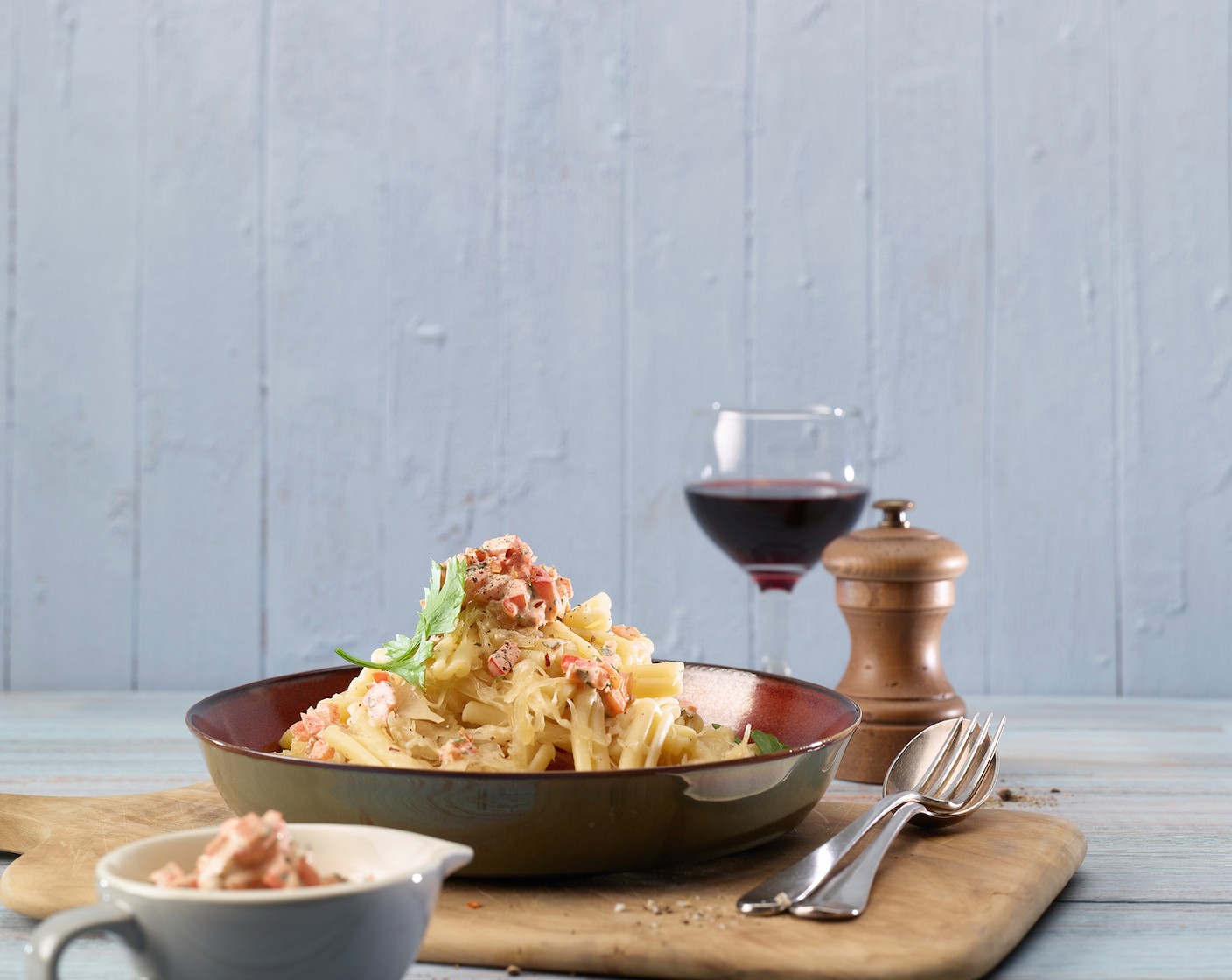 Schritt 7 Die Pasta sofort zum heissen Sauerkraut geben und gut untermischen. Die Sauerkraut-Pasta in tiefen Teller anrichten und jeweils mit 1 Klacks Peperonirahm garnieren.