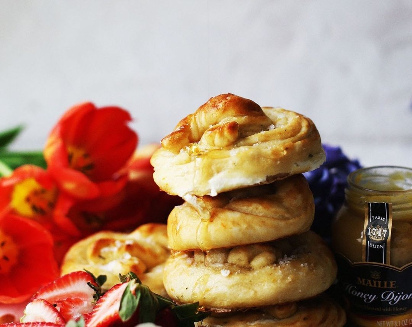 Schritt 12 Nach dem Backen mit Butter (wenig) bestreichen und mit Meersalzflocken (wenig) bestreuen.