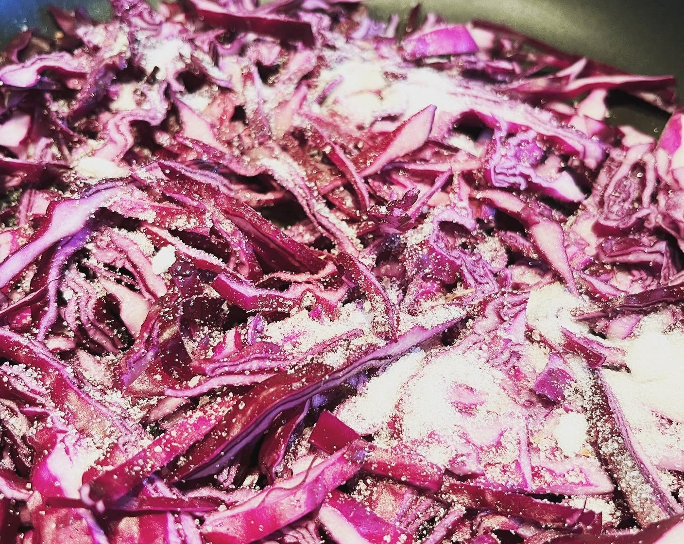 Schritt 2 Bratpfanne erhitzen, Rotkohl (1/2 Kopf) zusammen mit Essig (2 Esslöffel) und Zucker (1 EL) hinzugeben, anbraten und dann beiseitestellen.