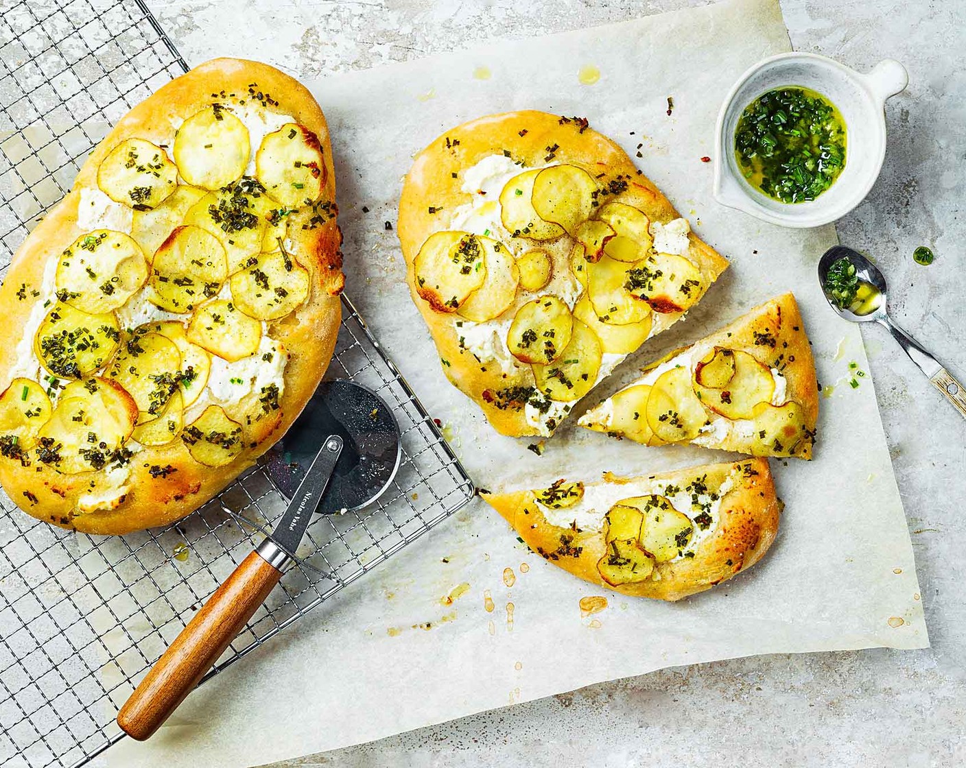 Schritt 8 Im vorgeheizten Ofen in der unteren Ofenhälfte ca. 15 bis 20 Minuten knusprig backen. Restliches Schnittlauchöl zu den Pinsas servieren.