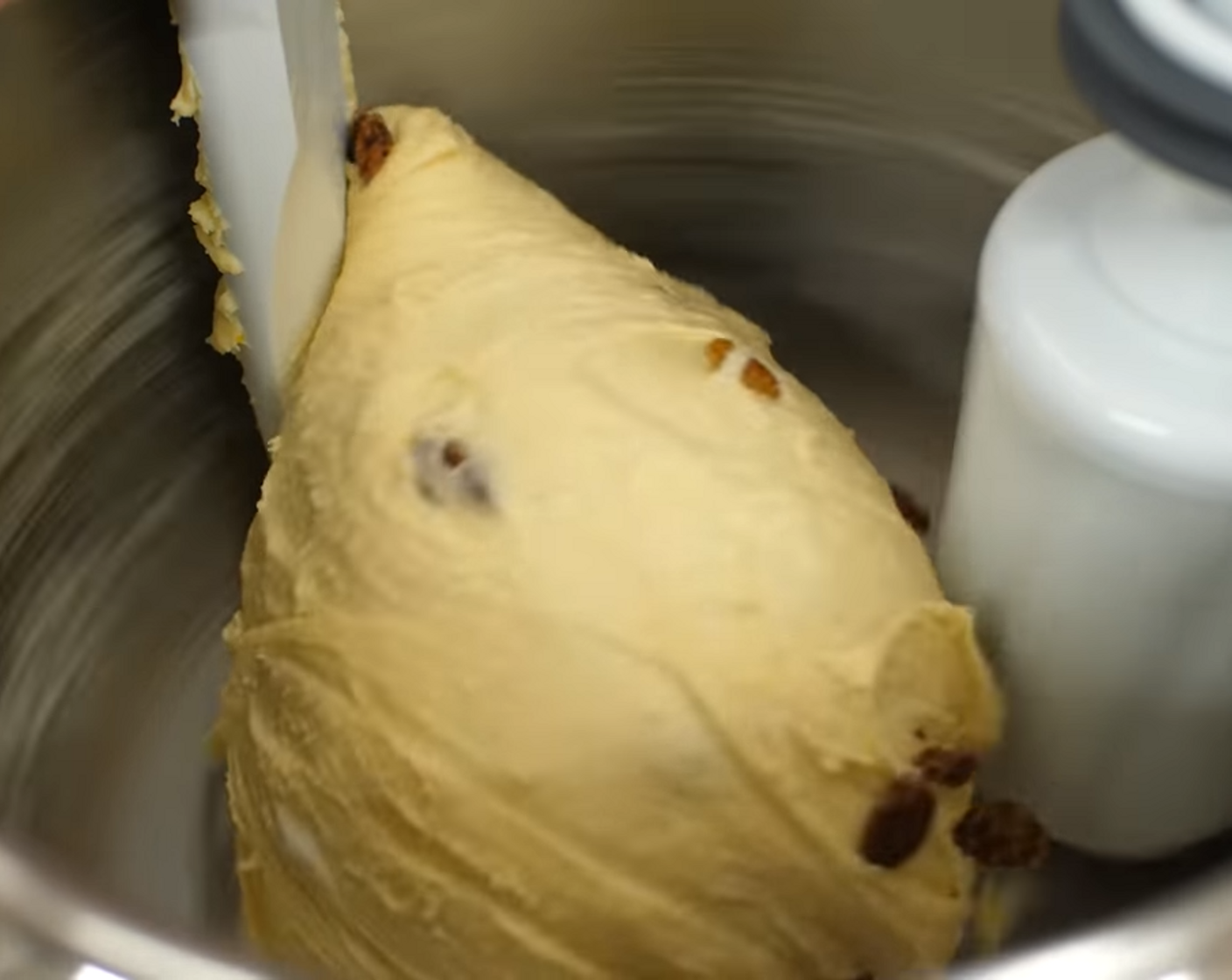 Schritt 5 Danach das Wasser der Rosinen abgiessen, Rosinen ausdrücken und unter den Teig kneten.