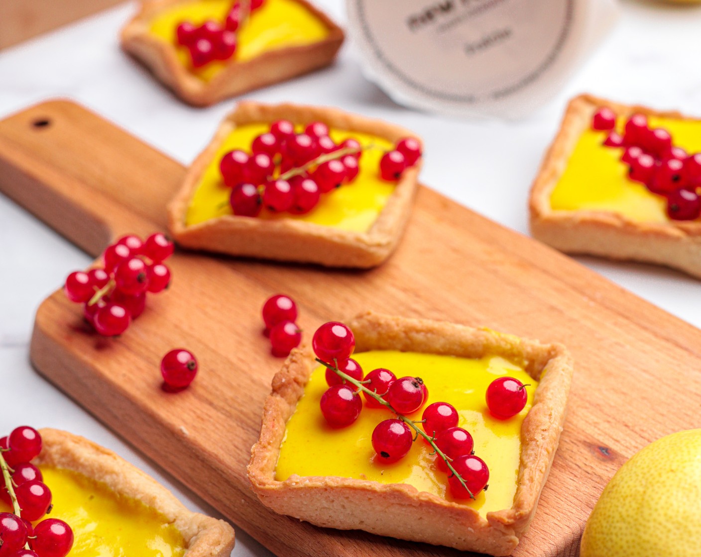 Schritt 11 Dekoriere sie mit einigen roten Johannisbeeren (100 g) oder anderen Beeren deiner Wahl.