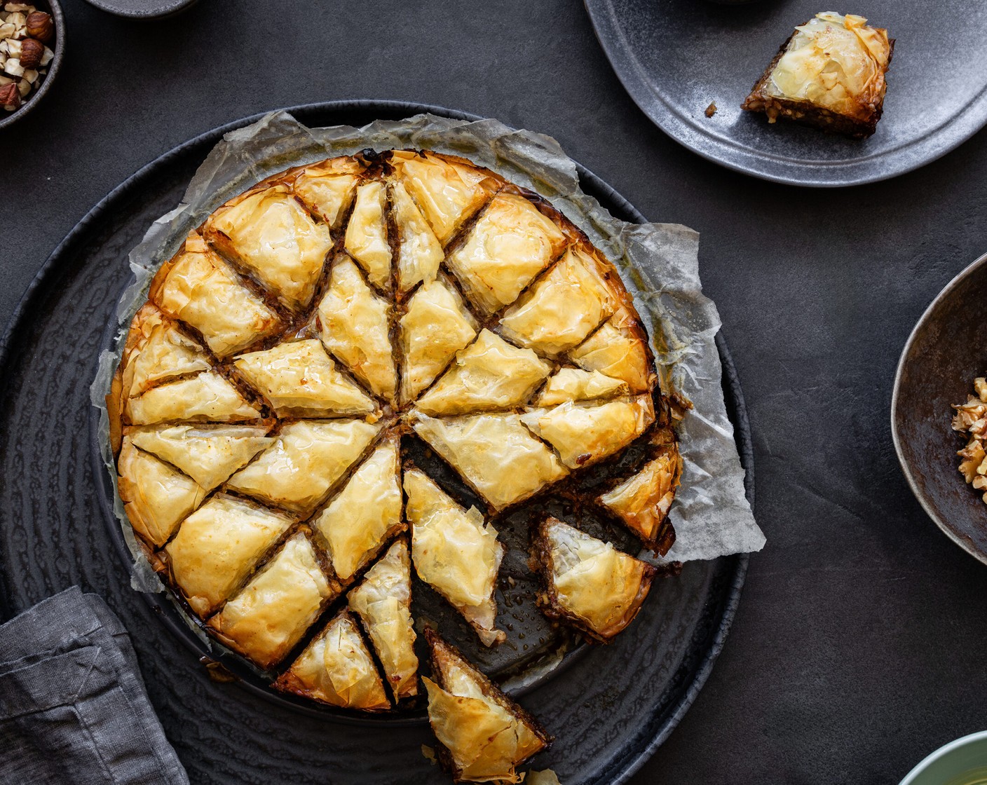 Schritt 9 Baklava noch heiss mit dem Sirup übergiessen. Mindestens 1 Stunde ziehen lassen. Nach Belieben mit gehackten Pistazien (wenig) garnieren.