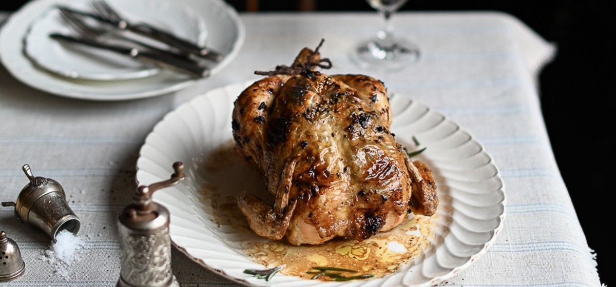 Knuspriges Brathähnchen mit Knoblauch-Sardellen-Butter Knuspriges Brathähnchen mit Knoblauch-Sardellen-Butter