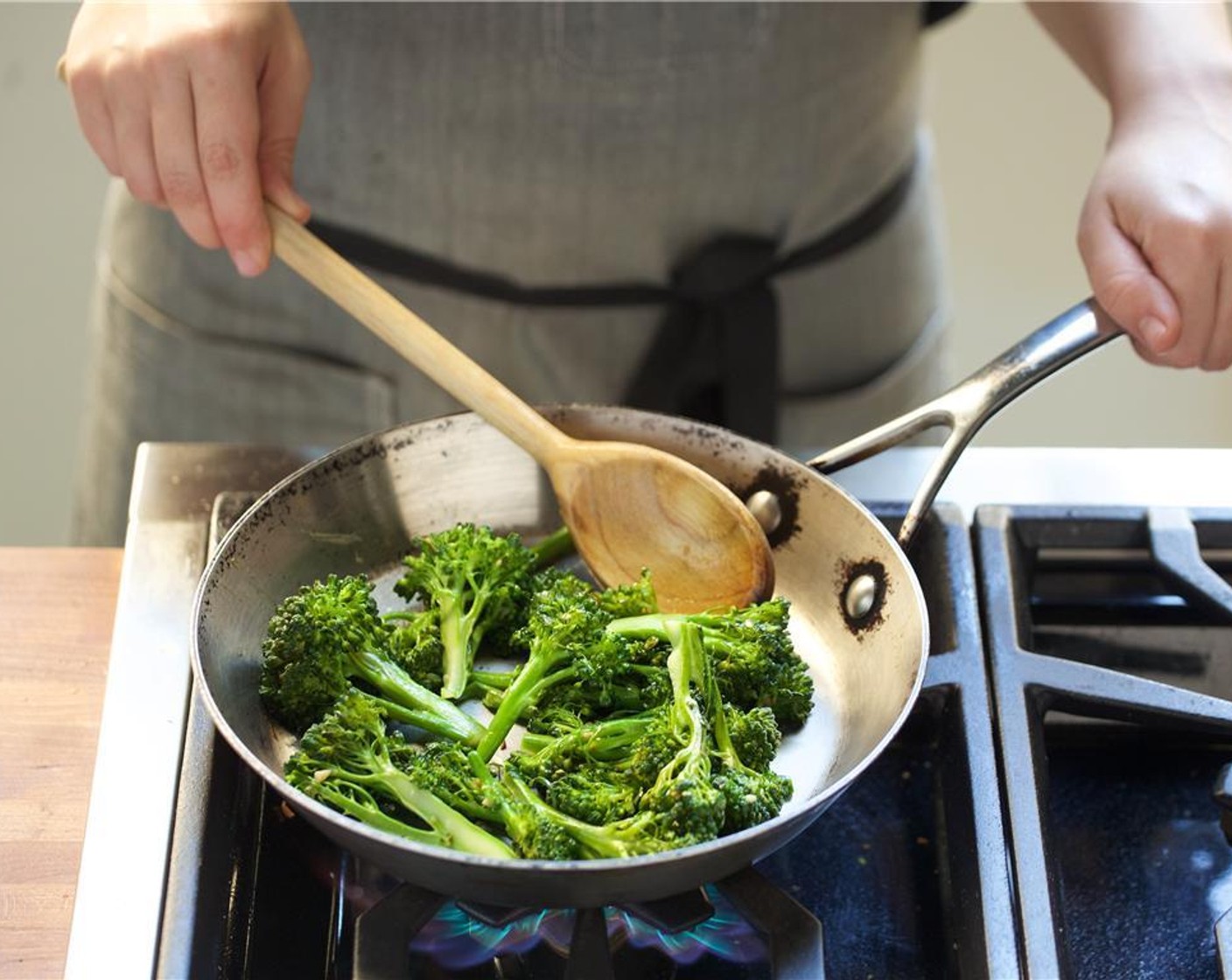 Schritt 11 Broccolini (225 g), Salz (1/4 TL) und Wasser (1 EL) hinzugeben und 3 Minuten köcheln lassen, bis er weich ist. Pfanne vom Herd nehmen und zum Anrichten beiseite stellen.
