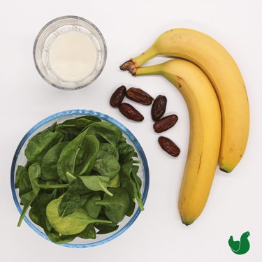 Green Smoothie aus Babyspinat, Bananen, Datteln und Mandelmilch Rezept | V-Kitchen