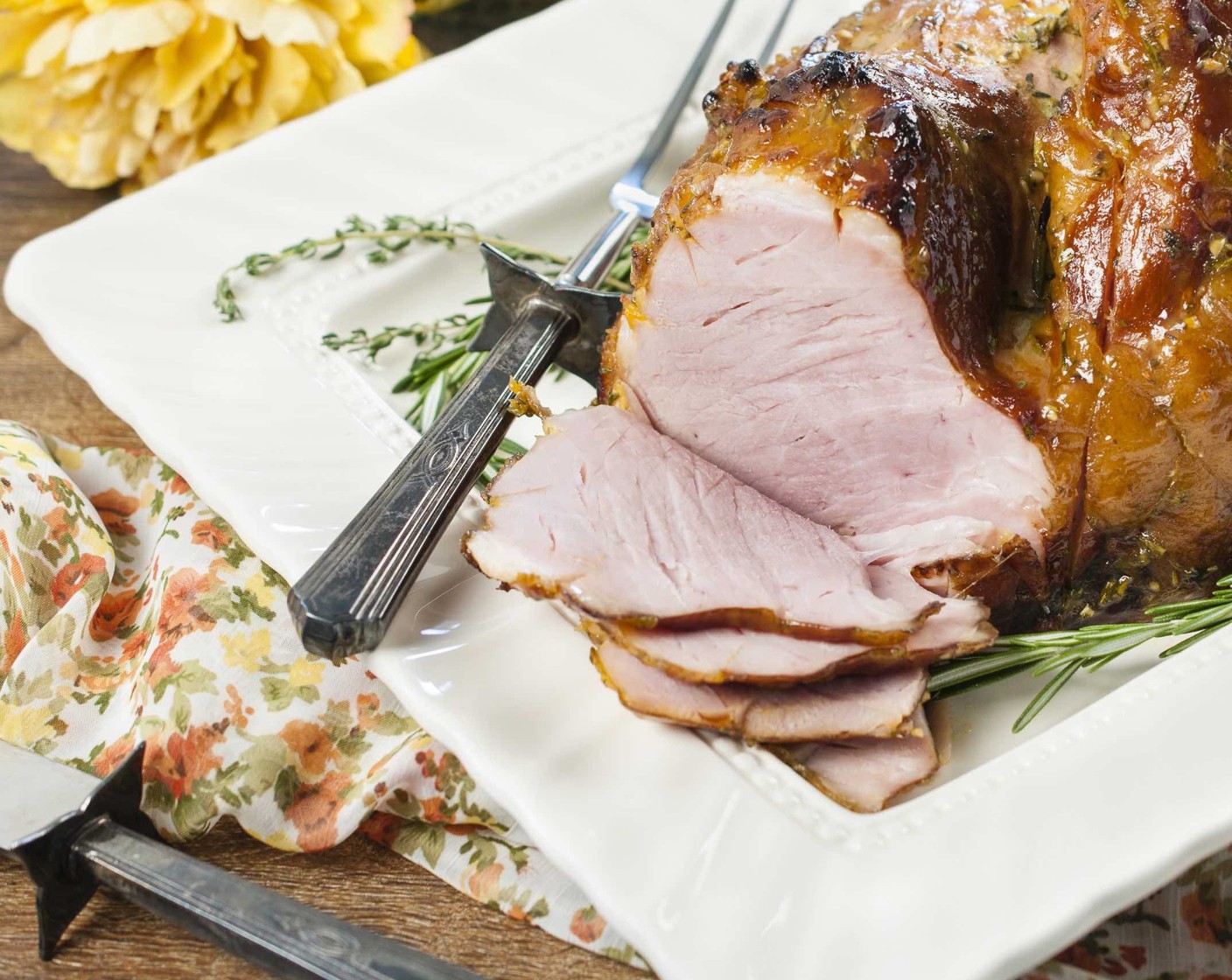 Schritt 10 Während der Schinken ruht, die Sauce in einem kleinen Topf um 1/3 reduzieren. Je nach Geschmack 1/4-1/3 Tasse Aprikosenmarmelade unterrühren und zum Schinken servieren.