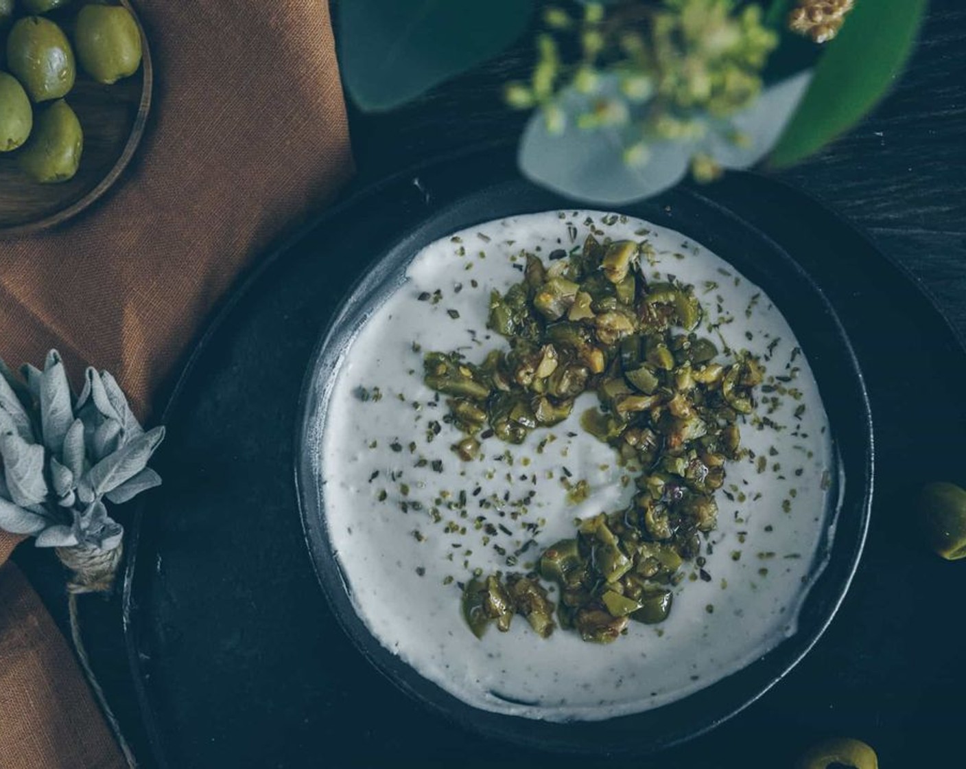 Feta-Zitronen Dip mit Oliven-Walnuss-Chili Topping