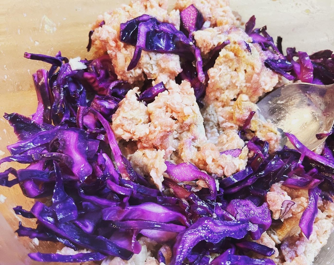 Schritt 3 Hackfleisch (350 g) in eine Schüssel geben und mit Salz (wenig), Pfeffer (wenig) und Paprikapulver (wenig) würzen. Ei (1), Zwiebel (1), Knoblauch (1 Zehe), Senf (1 EL), ausgedrückte Brotwürfel und den ausgekühlten Kabis dazugeben und gut vermischen.