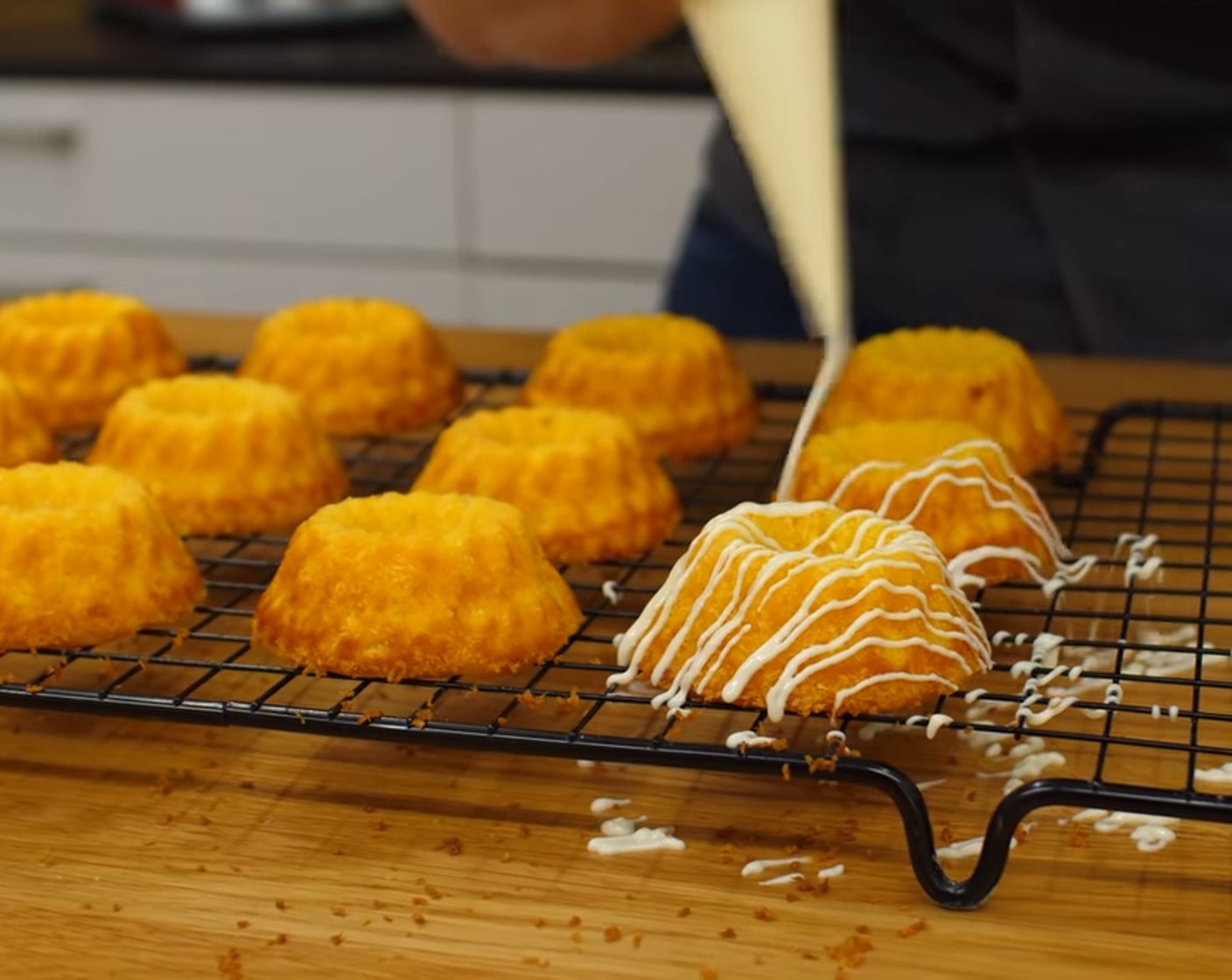 Schritt 11 In der Zwischenzeit einen Topf bei geringer Hitze erwärmen und die Kuvertüre (wenig) schmelzen. Die ausgekühlten Hupfe mit der aufgelösten Kuvertüre filieren, d.h. feine Streifen darüber laufen lassen.
