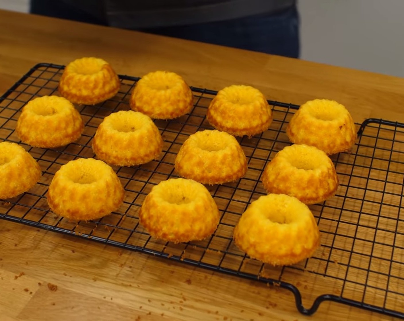 Schritt 10 Nach dem Backen die Hupfe ausformen und zum Auskühlen auf ein Gitter stürzen.