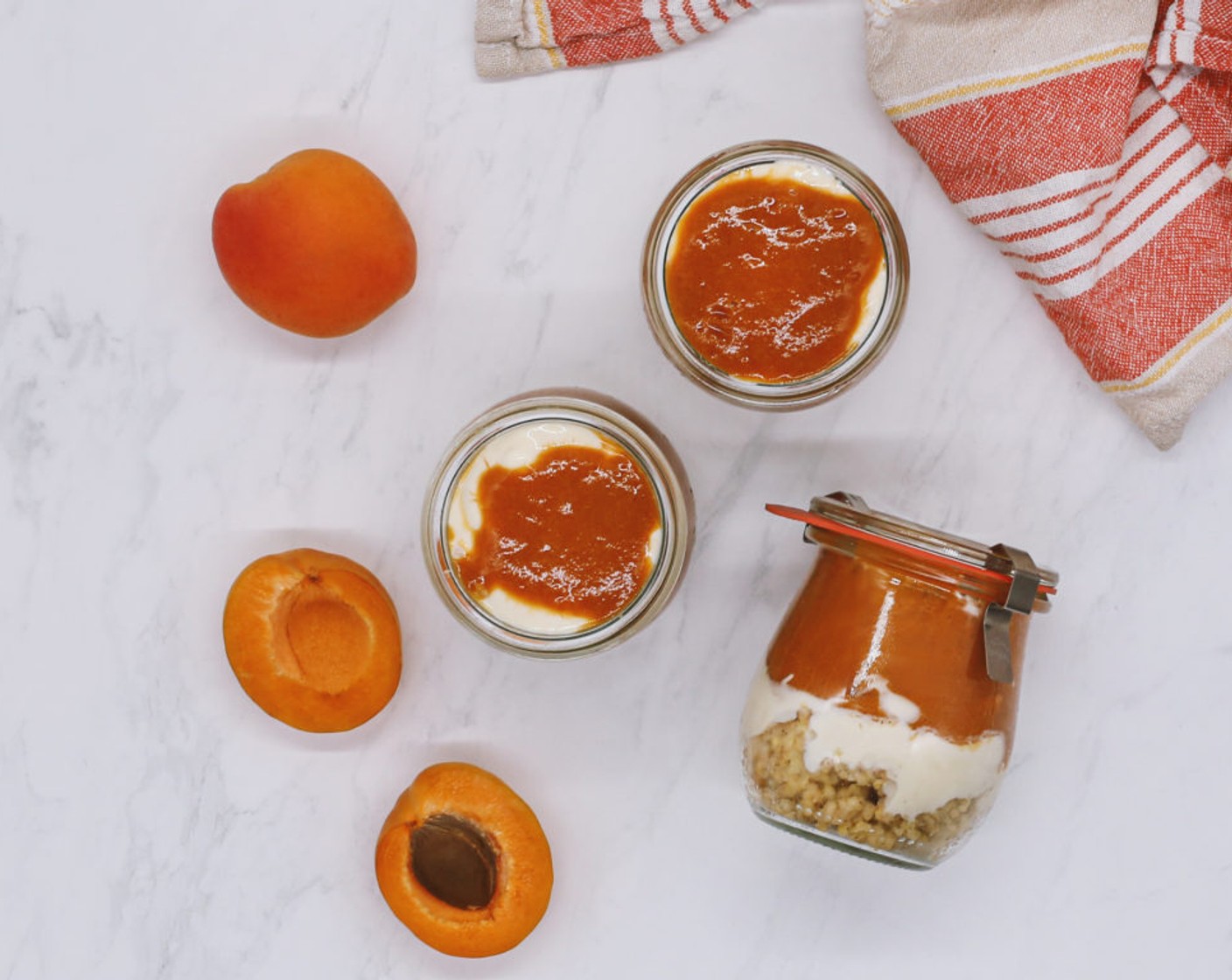 Schritt 4 Zu guter Letzt fülle abwechselnd Hirse, Joghurt (150 g) und Aprikosenmus gleichmässig in ein Glas. Stelle es kühl oder geniesse es direkt.