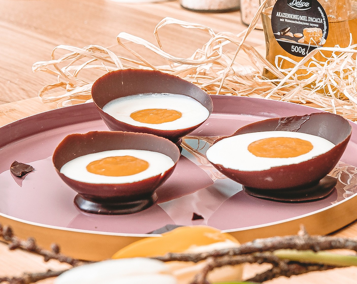 Schritt 10 Mangopüree vorsichtig mit einem Teelöffel auf die Joghurtcreme verteilen und bis zum Servieren kühl stellen. Mangowürfel und ausgehärtete Schokolade separat servieren.