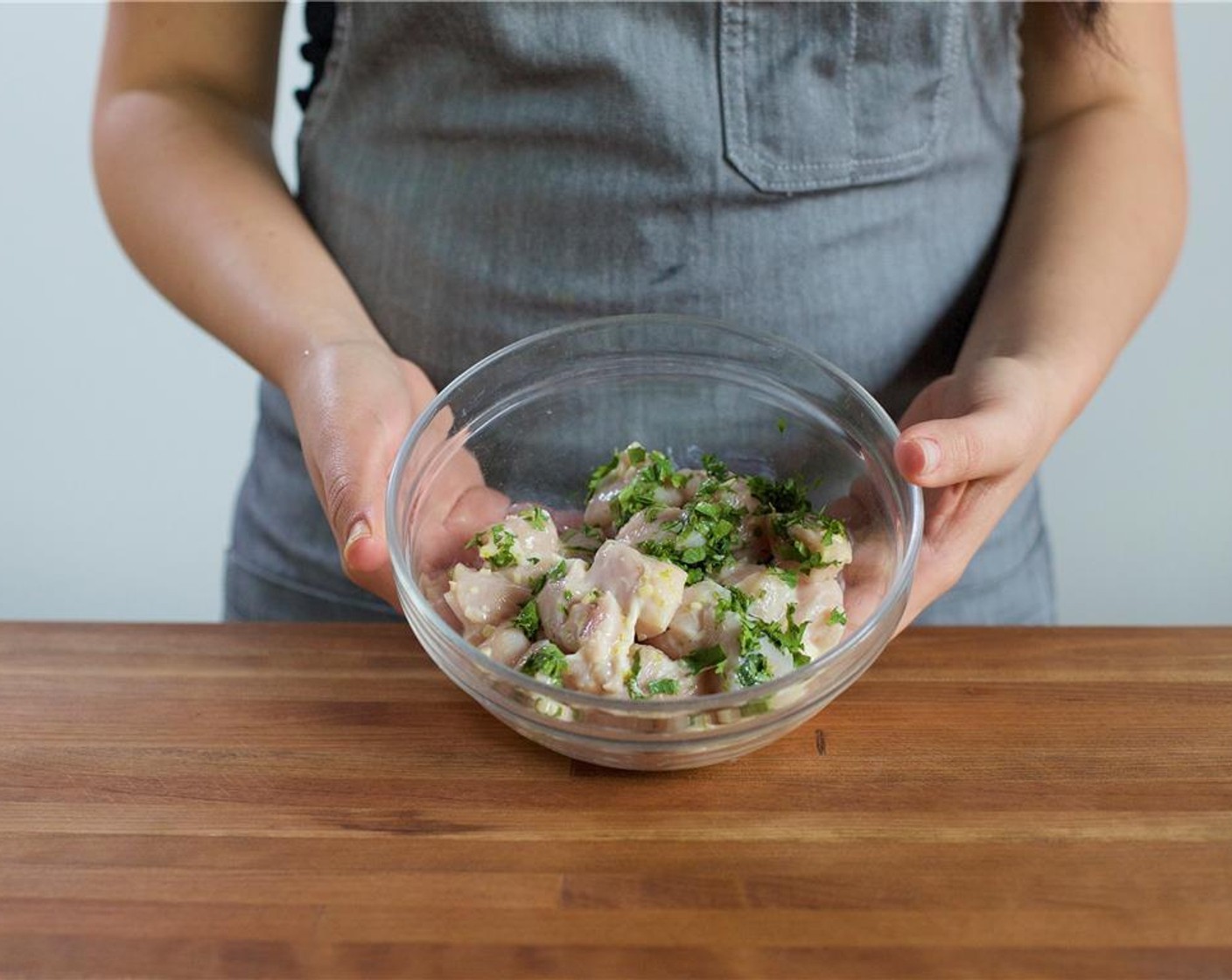 Schritt 8 Die Pouletbrust (2) mit Küchenpapier trockentupfen und in 1,3 cm große Stücke schneiden. Zur Marinade geben und wenden, bis alle Stücke gleichmässig bedeckt sind. Zur Seite legen.