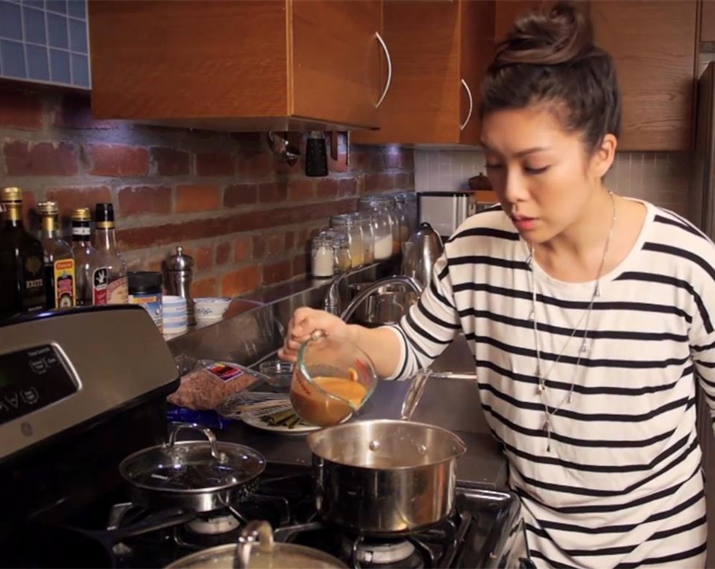 Schritt 4 125 ml der Dashi-Brühe in einen Messbecher geben und Miso Paste (3 Esslöffel) hinzugeben. Mit einem Schneebesen verrühren, bis die Paste sich vollständig aufgelöst hat. Den Mix zusammen mit einigen Bundzwiebel-Stückchen in die Dashi-Brühe geben.