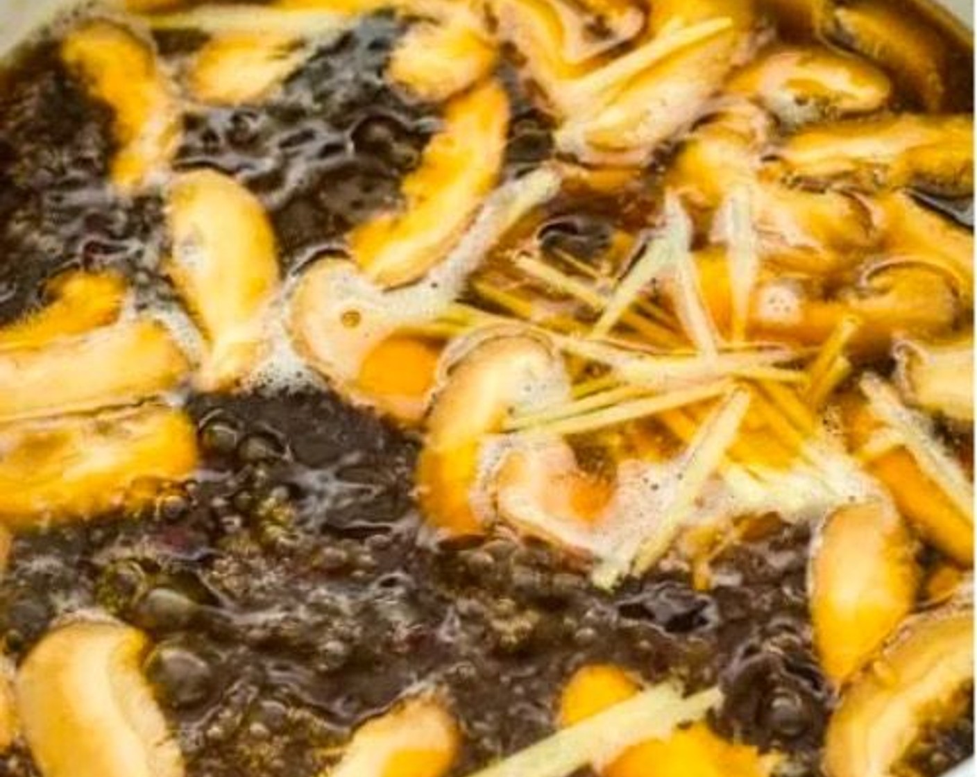 Schritt 6 Die in Scheiben geschnittenen Pilze in die Suppe geben, gefolgt von den Bambussprossen (115 g).