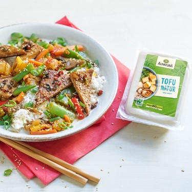 Asiapfanne mit Gemüse, Reis und gebratenem Tofu 