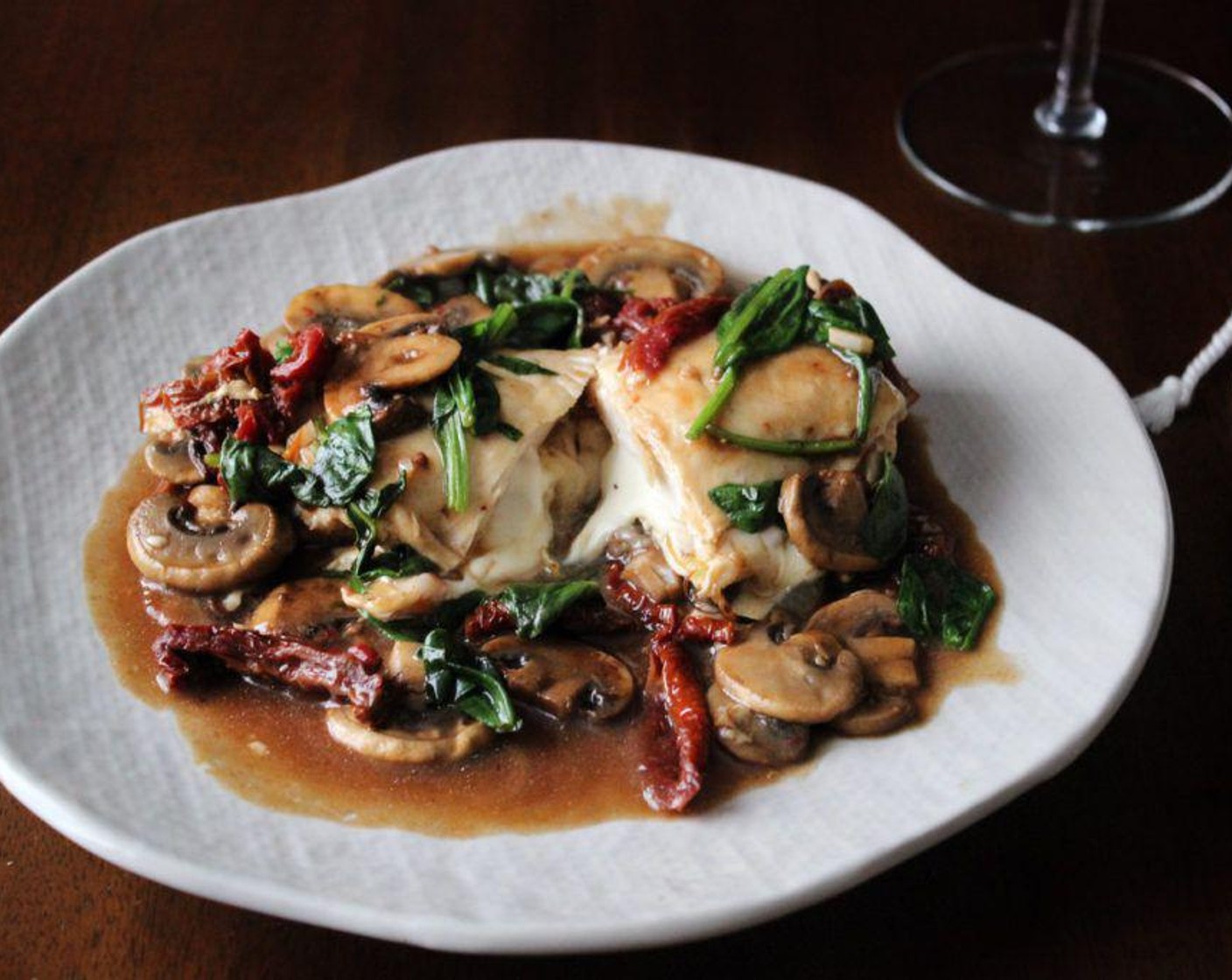 Gefülltes Poulet Marsala mit karamellisierten Käsezwiebeln