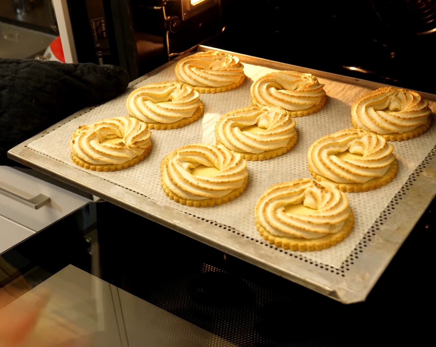 Schritt 11 Nach dem Abstehen die Vogelnestli diese im auf 230 °C Umluft vorgeheizten Backofen für 5-6 Minutem backenabflämmen.