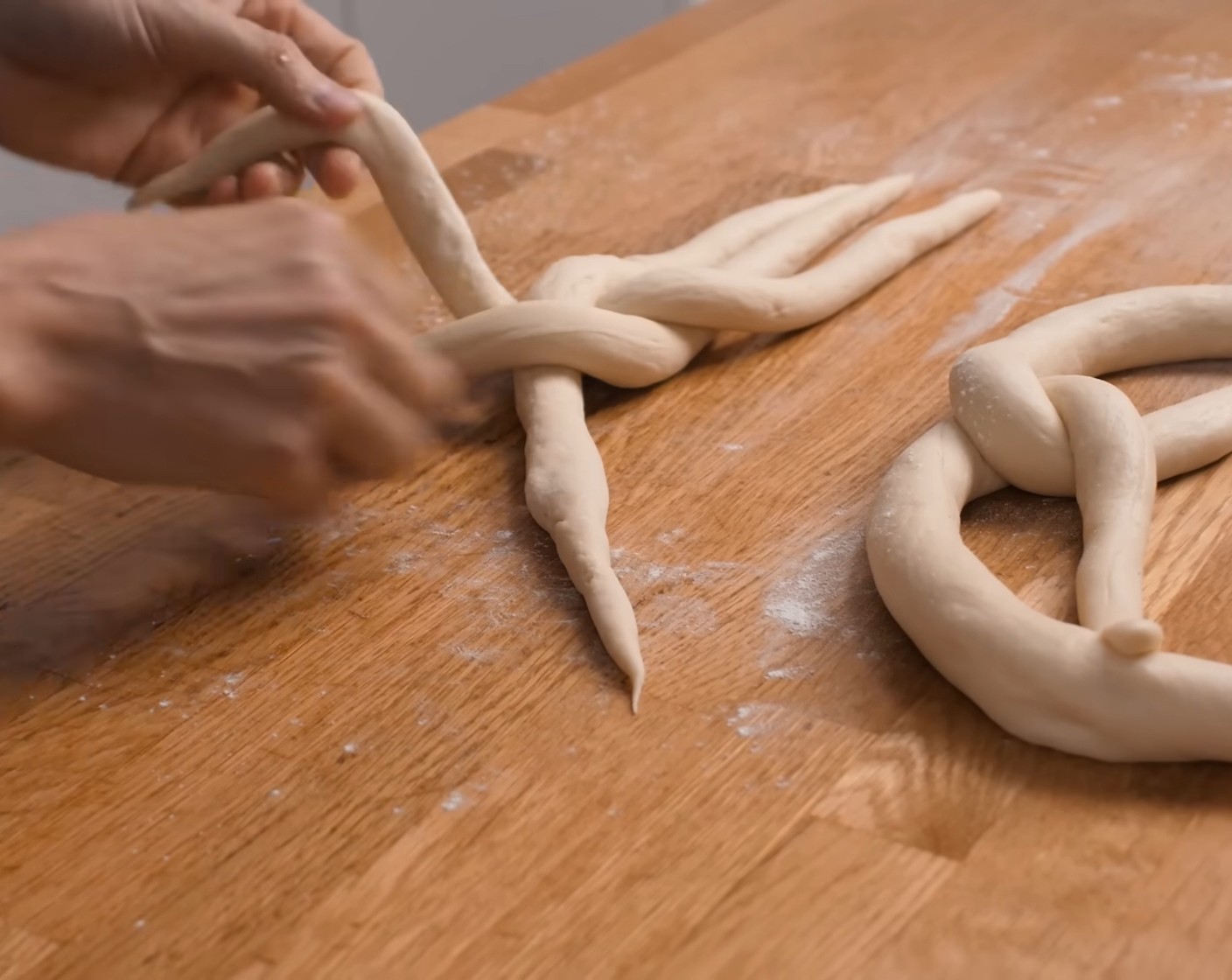 Schritt 17 Den Aussenstrang rechts legt man innen an den linken Strang, so dass er zum linken Innenstrang wird.
