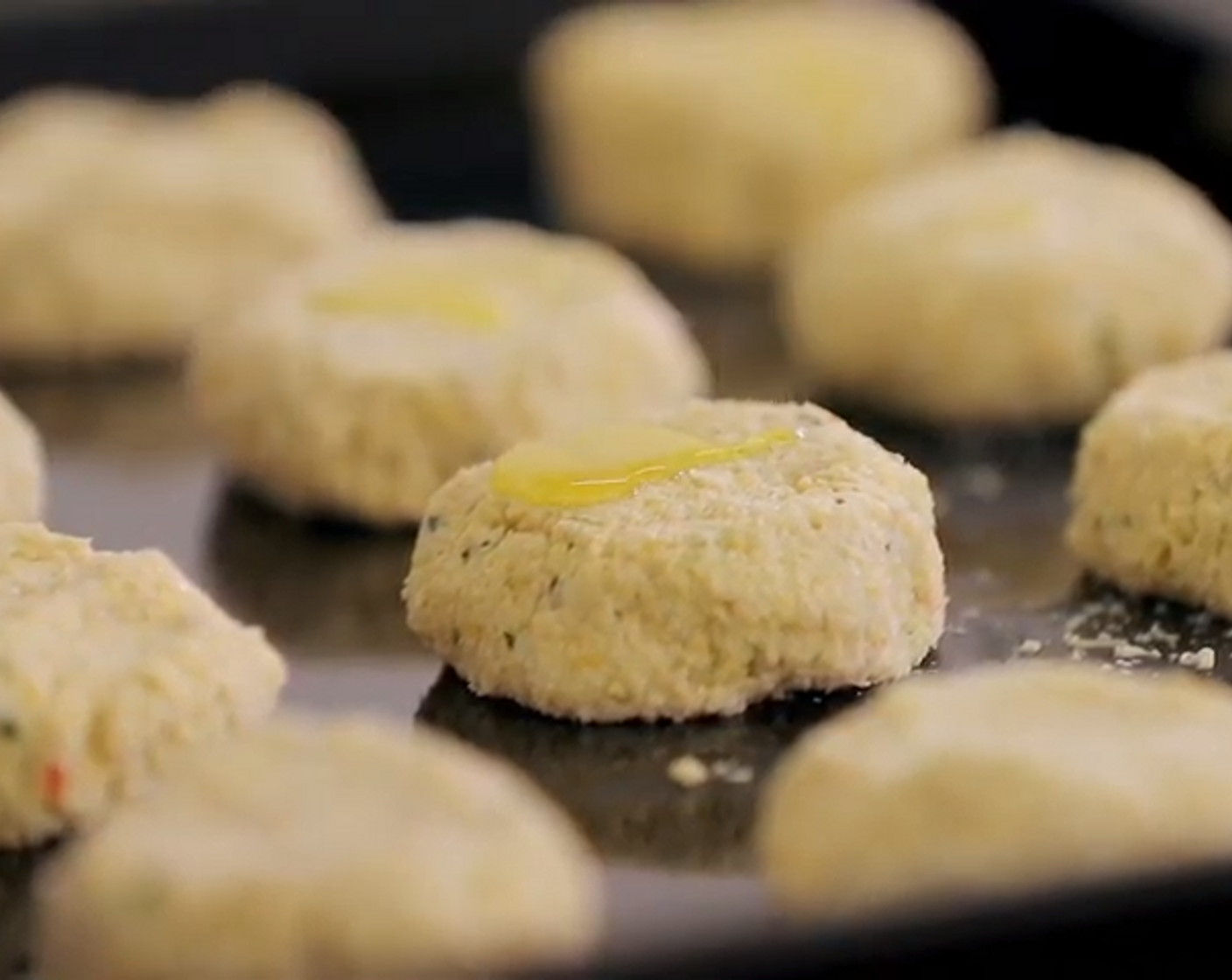 Schritt 5 Kichererbsen, Zwiebeln, Knoblauch, Koriander, Kreuzkümmel mit der Petersilie (6 Zweige), Weissmehl (2 Teelöffel) und dem Saft der Zitrone (1/2) in eine Küchenmaschine geben. Alles mixen bis die Masse glatt ist und mit Salz (wenig) abschmecken. Nun die Falafel mit den Händen zu je 50 g grosse Stücken formen, auf ein mit Backpapier belegtes Backblech legen und mit Olivenöl (30 g) bestreichen.