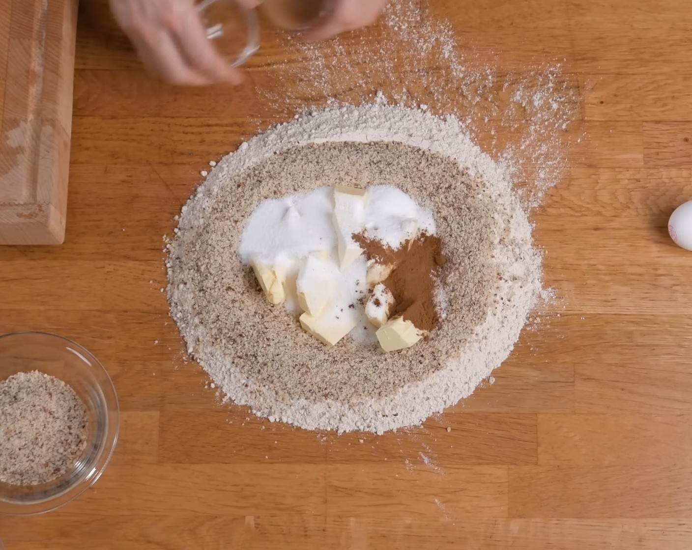 Schritt 2 Danach Butter (150 g), Zucker (120 g), Nelkenpulver (1/4 TL), Zimt (1/4 TL) und Salz (1 Pr.) in die Mulde geben.