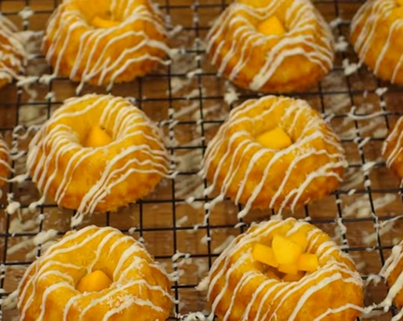 Schritt 12 Zum Schluss die Mango Hupfe nach Belieben mit Kokosflocken, ungesüsst (wenig) und den zur Seite gestellten Mangostücken (wenig) dekorieren.