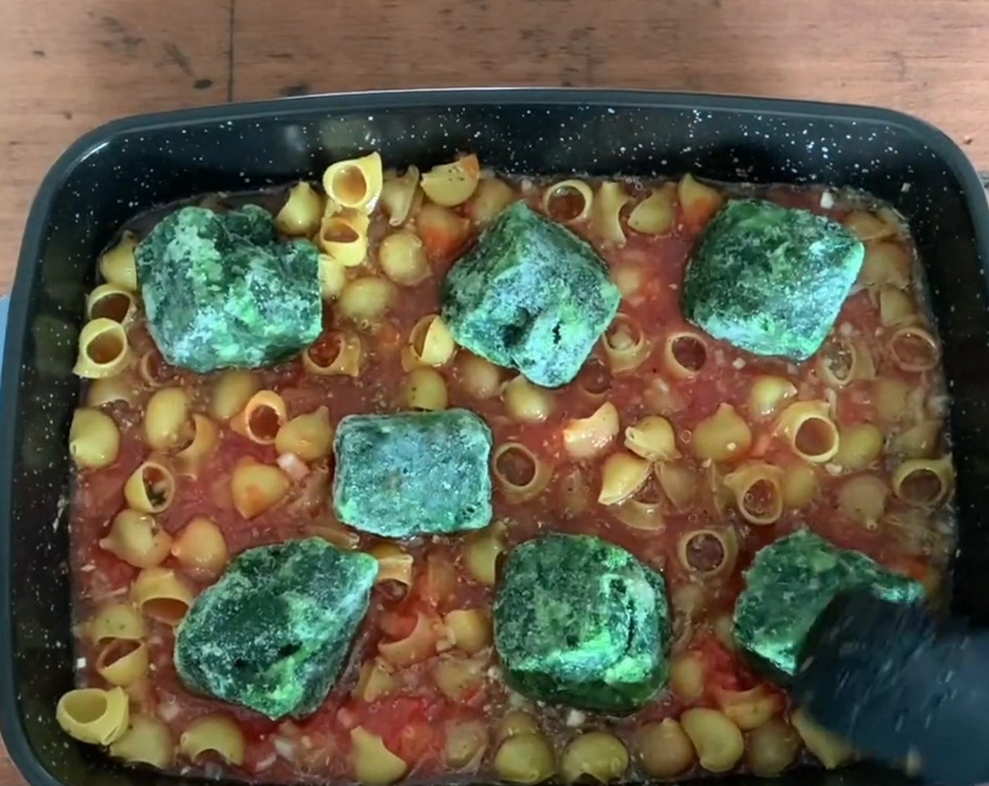 Schritt 3 Den Spinat (400 g) darauf legen. Das Ganze bei 190 °C Umluft feucht 20 Minuten backen.