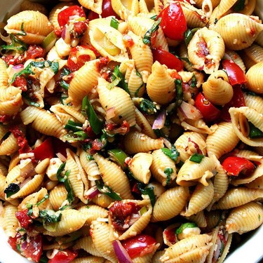 Nudelsalat mit Mozzarella und Pinienkernen Rezept