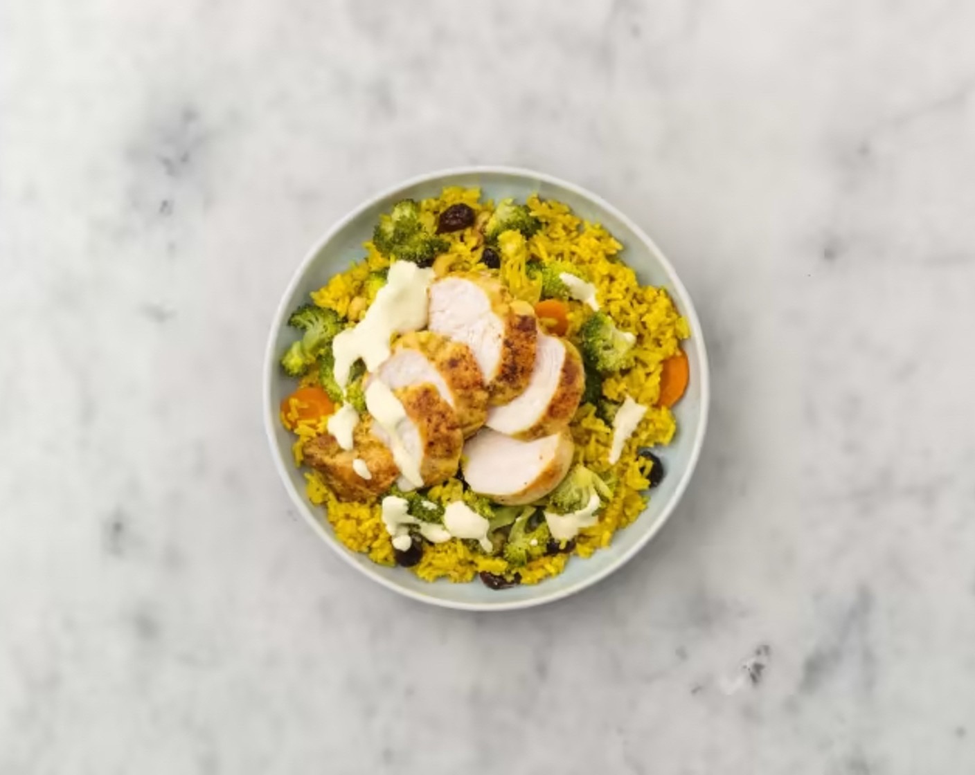 Schritt 7 Pouletfilets in Scheiben schneiden. Biriyani auf Teller verteilen, Pouletfilets obenauf legen, Joghurt darüber träufeln und geniessen. En Guete!