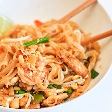 Pad-Thai-Nudeln mit Shrimps und Poulet 